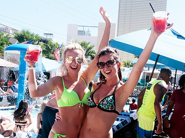 world-crawl-las-vegas-pool8